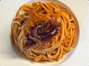 Una foto di spaghetti pomodori secchi