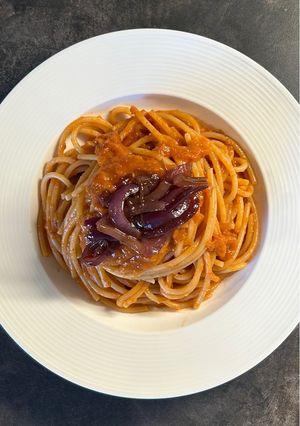 Foto di Spaghetti con Crema di Cipolle Caramellate e Pomodori Secchi