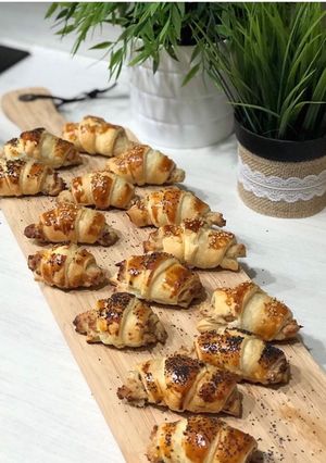Une photo de Croissant bacon chèvre et miel
