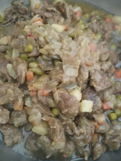 Una foto de Carne de ternera con macedonia