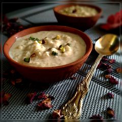 A picture of Nolen Gurer Payesh(Rice kheer with date palm jaggery).