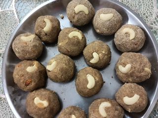 मेथीदाना गौंद लडडू (methi dana gond ladoo recipe in Hindi)