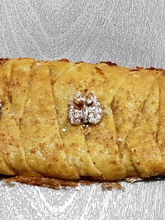 Una foto de Trenza Roquefort y queso fresco con Nueces y Chutney de Fresas