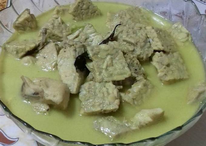 Opor Ayam Bumbu Kuning