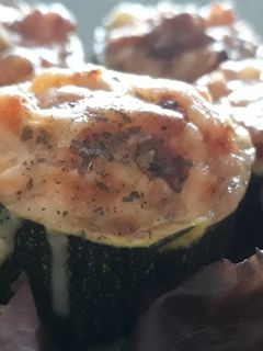 Una foto de Nidos de calabacín relleno de atún y queso azul