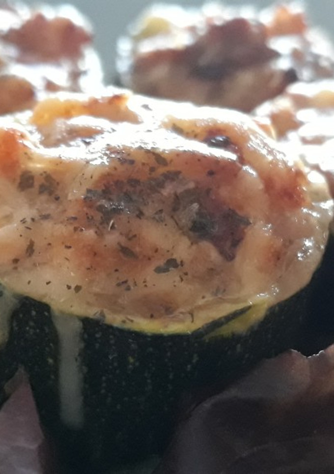 Una foto de Nidos de calabacín relleno de atún y queso azul