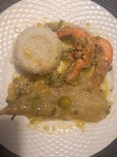 Una foto de Colas de rape y gambas en salsa verde y arroz basmati