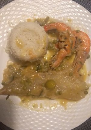 Una foto de Colas de rape y gambas en salsa verde y arroz basmati