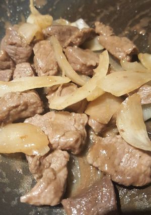 Une photo de Viande de boeuf et oignons sucrés