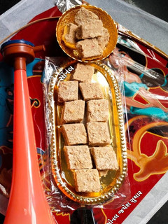 તલ અને શીંગ ની સુખડી (Tal Shing Sukhdi Recipe In Gujarati) રેસીપી મુખ્ય ફોટો