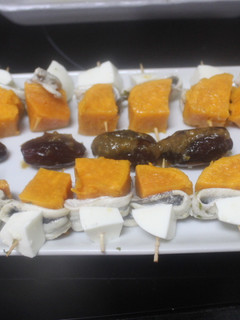 Una foto de Banderillas de boniato, boquerones y queso