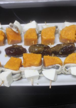 Una foto de Banderillas de boniato, boquerones y queso