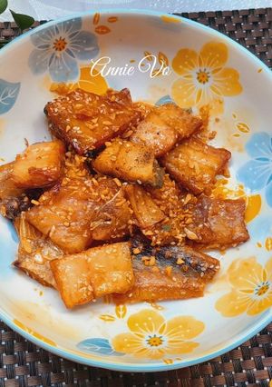 Hình của món Khô cá dứa một nắng rim nước mắm mè.
