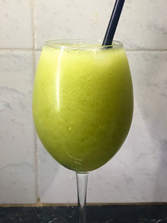 Una foto de Trago con manzana verde