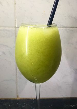 Una foto de Trago con manzana verde