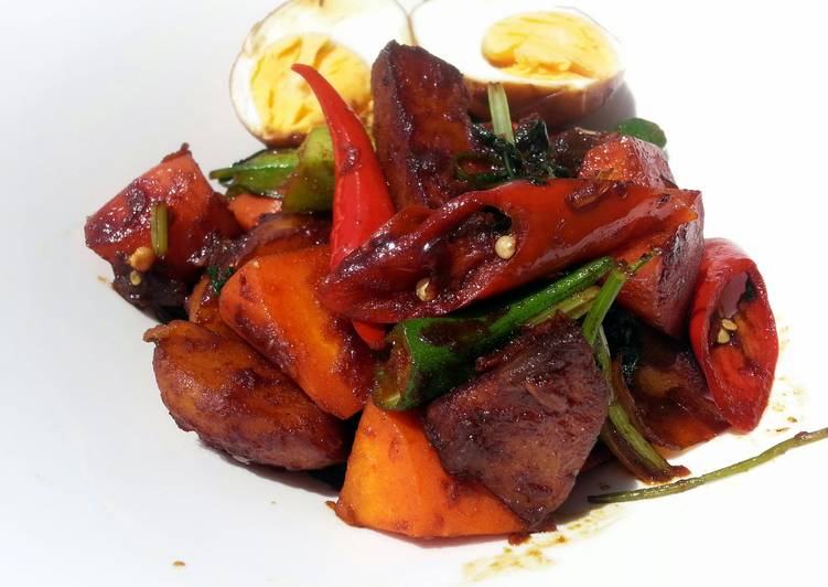 Steps to Prepare Speedy Spicy Potato And Carrot With Egg