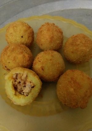 Hình của món Khoai lang nhân thịt chiên xù.