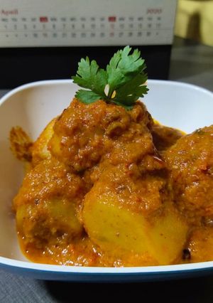 A picture of Stuffed potatoes in red gravy.