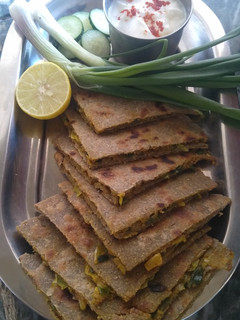 લીલી ડુંગળી ના પરોઠા (Green Onion parotha Recipe in Gujarati) રેસીપી મુખ્ય ફોટો