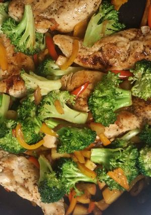 A picture of Chicken and vegetables mix.