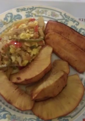 A picture of Ackee &saltfish with breadfruit and plantain.