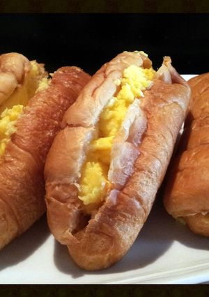 A picture of GEROMEs Scrambled Egg Croissants.