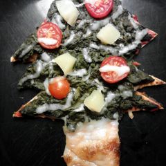A picture of Christmas Tree Flatbread Pizza.