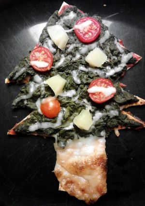 A picture of Christmas Tree Flatbread Pizza.