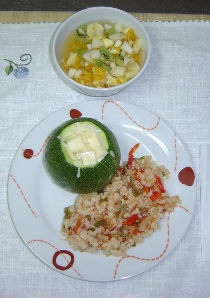 Una foto de Calabacín luna relleno y salteado de arroz con verduras