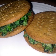 A picture of Sig' s Spinach and Broccoli Digestive Sandwich.