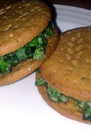 A picture of Sig' s Spinach and Broccoli Digestive Sandwich.