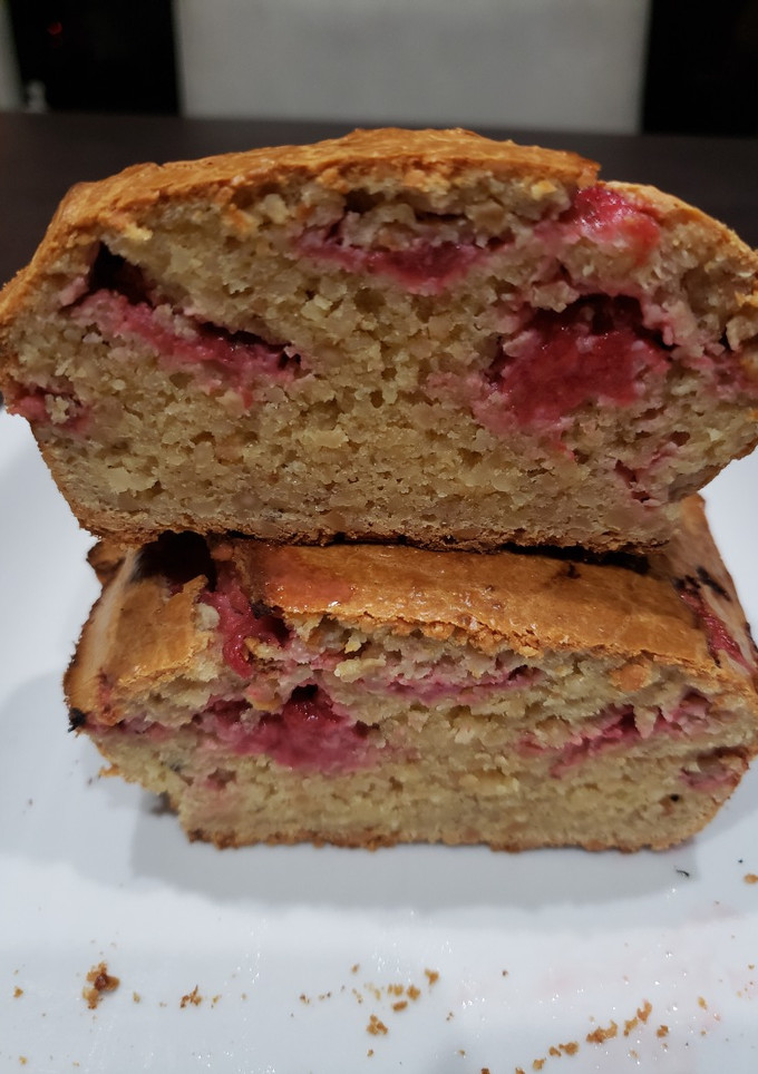 Una foto de Budín relleno de frutillas low carb