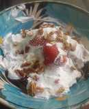 Postre Fresas con crema y nuez