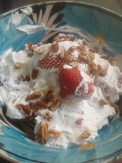 Una foto de Postre Fresas con crema y nuez