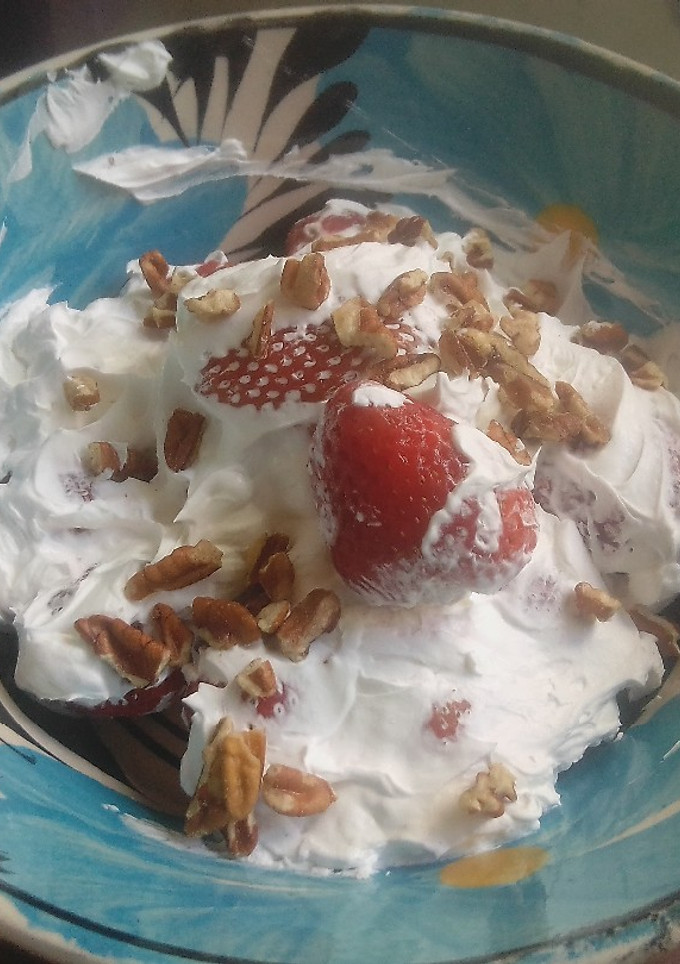 Una foto de Postre Fresas con crema y nuez