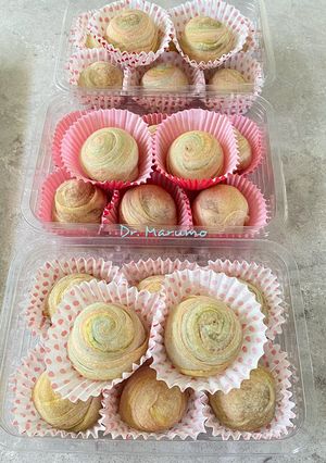 A picture of Rainbow Thai Moon Cake.