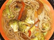 Una foto de brócoli zanahoria spaguetti