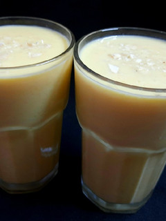 मैंगो काजू मिल्कशेक (Mango kaju milkshake recipe in Hindi) रेसिपी मुख्य फोटो