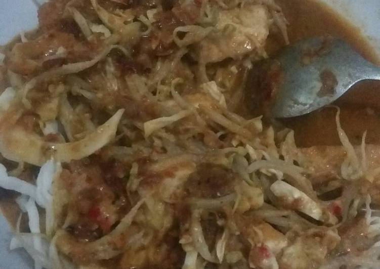 Tatetok siram bumbu pecel instant...(tahu,telor,toge dan kol) �?�