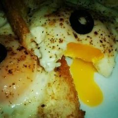 A picture of Eggs In a basket/hole💛🍳.