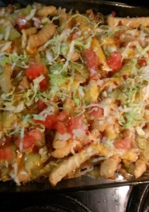 A picture of Cheeseburger and French fry casserole.