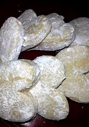 A picture of ~Bizcochos~mexican wedding cookie.