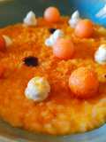 Risotto al melone con ciuffi di formaggio spalmabile alle erbe, bottarga e glassa di aceto balsamico