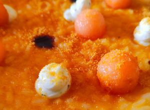 Foto di Risotto al melone con ciuffi di formaggio spalmabile alle erbe, bottarga e glassa di aceto balsamico