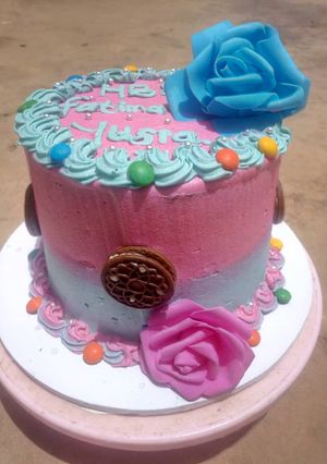 A picture of Butter cream icing.