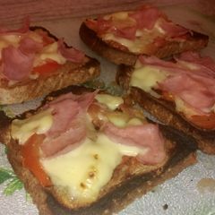 A picture of Mini healthy pizza..