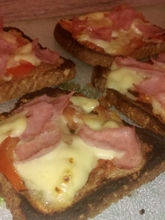 A picture of Mini healthy pizza..