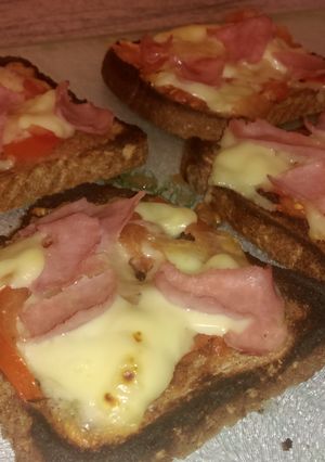 A picture of Mini healthy pizza..