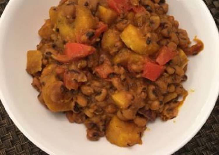 Porriage beans with ripe plantain and fresh tomatoes