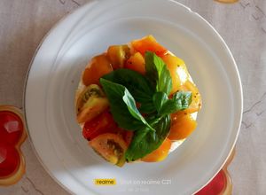Foto di Cheesecake salata con fette biscottate, stracchino e pomodorini freschi